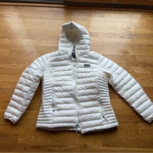 White Patagonia down hooded winter puffy jacket size XL Women’s